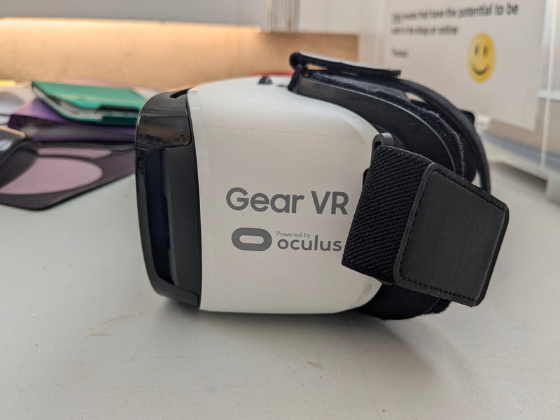 Samsung Gear VR Oculus SM-322 Virtual Reality Headset - White